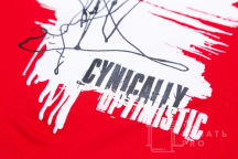 Красные футболки с изображением «CYNICALLY»