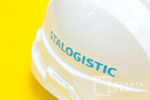 Белые пластиковые каски с надписью и логотипом «STALOGISTIC»